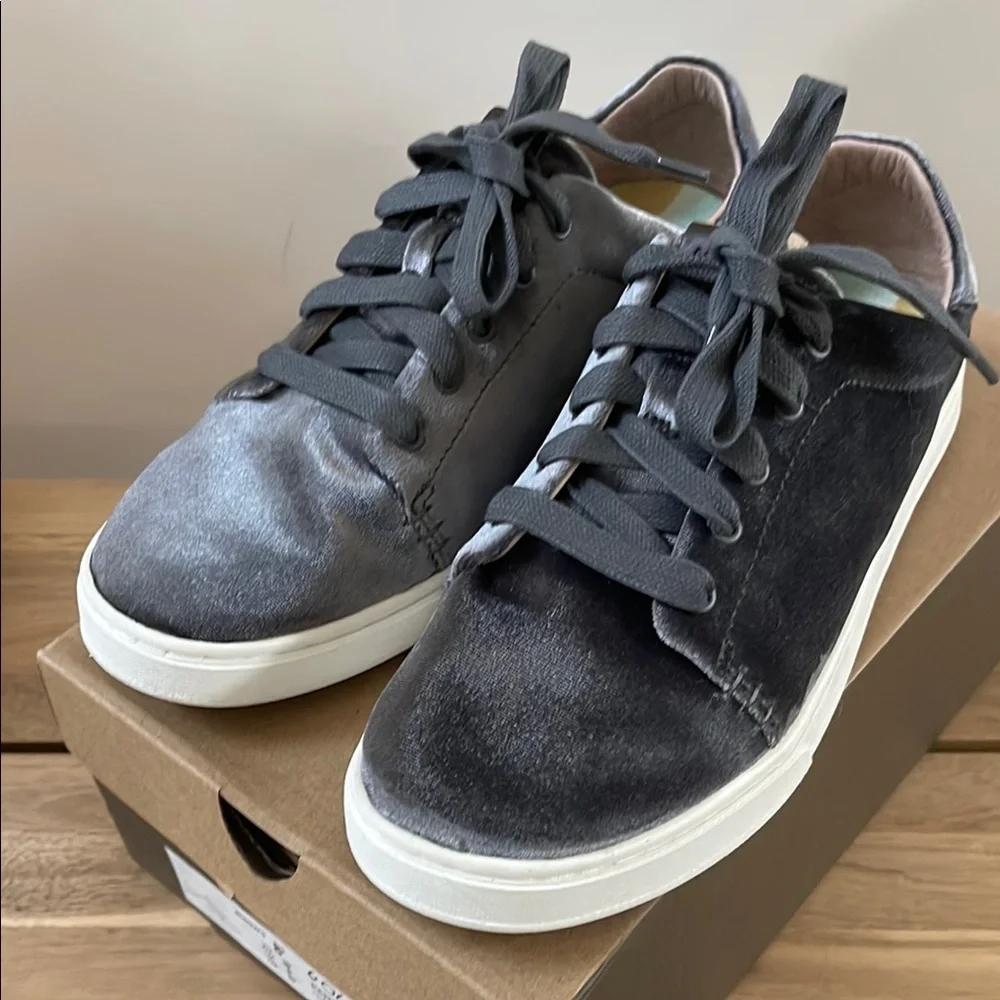 OluKai Pehuea Li Lanui Charcoal Velvet Sneakers Sz 8.5 - Picture 6 of 10